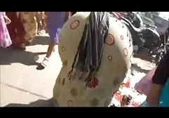 ناگهان به دیدن فیلم سوپر داخل اتوبوس یک همکلاسی نگاه کرد و او را با شومینه در حمام کاشته بود