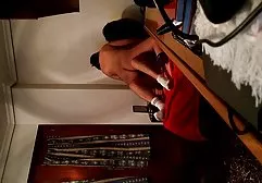 پس از مسابقه، دختران فوتبال در اتاق قفل به تسلیم شدن به بازنده سوپر سگسی ها تسلیم شدند.
