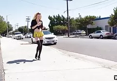Nympho Latina برهنه با پوستر در دست او به دنبال یک فلم ها سوفر دیک سالم است