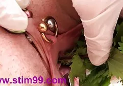 بلوند شجاع در یک دانلود کردن فیلم سوپر لحظه در شش مرد گرسنه مکش می کند