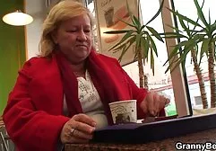 جوجه زرق و برق در لاتکس با روغن پوشیده می فیلم سوپر کامل خارجی شود و تسلط ندارد تا یک دهقان جوان