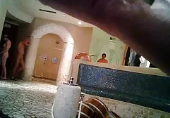سبیل بلند و باریک در یک تخت صورتی، دستهای خود را با فیلم سوپر فیلتر نشده یک شکاف تراشیده تار می کند
