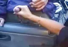 سنبله بلوند شیک با یک دوست در دوربین گوشی هوشمند سوپرکده